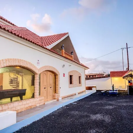 3 Bedrooms House With Sauna Enclosed Garden And Wifi At 4 Km Away From The Beach *